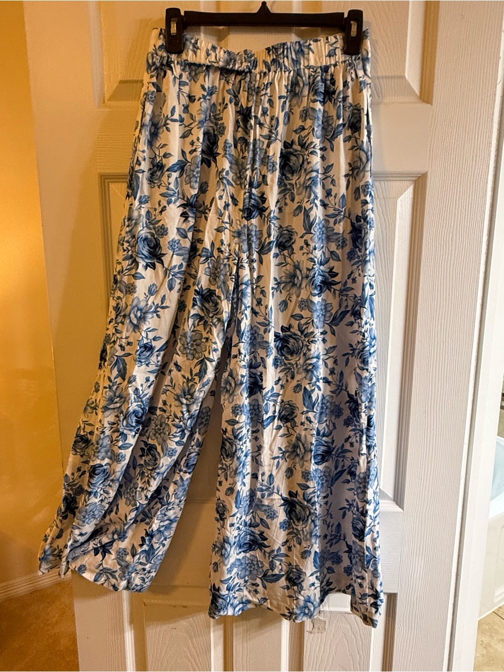 Francesca's Blue and White Floral Wide-Leg Pants